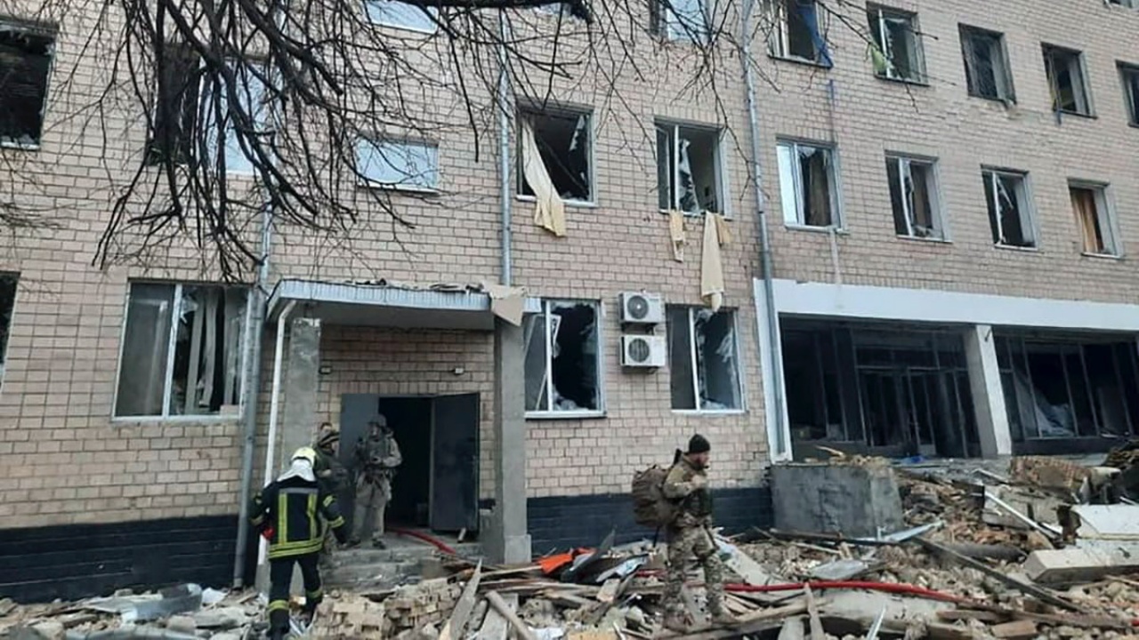 Egy tüzérségi támadásban megrongálódott katonai épület Kijevben