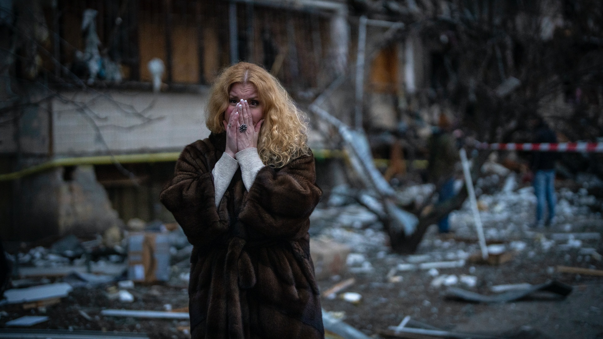 Natali Szevrijukova sír, miután rakétatámadás érte az otthonát Kijevben