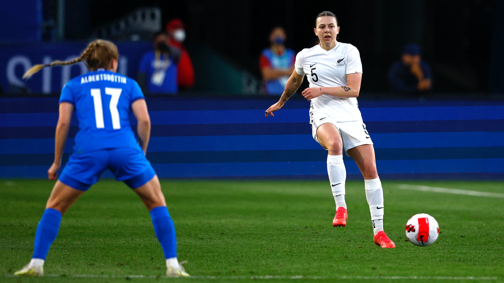 Az új-zélandi női válogatott focista, Meikayla Moore (5-ös fehér mezben) passzolja a labdát az Írország elleni futballmérkőzésen a 2022-es SheBelieves Kupán a kaliforniai Carsonban 2022. február 17-én