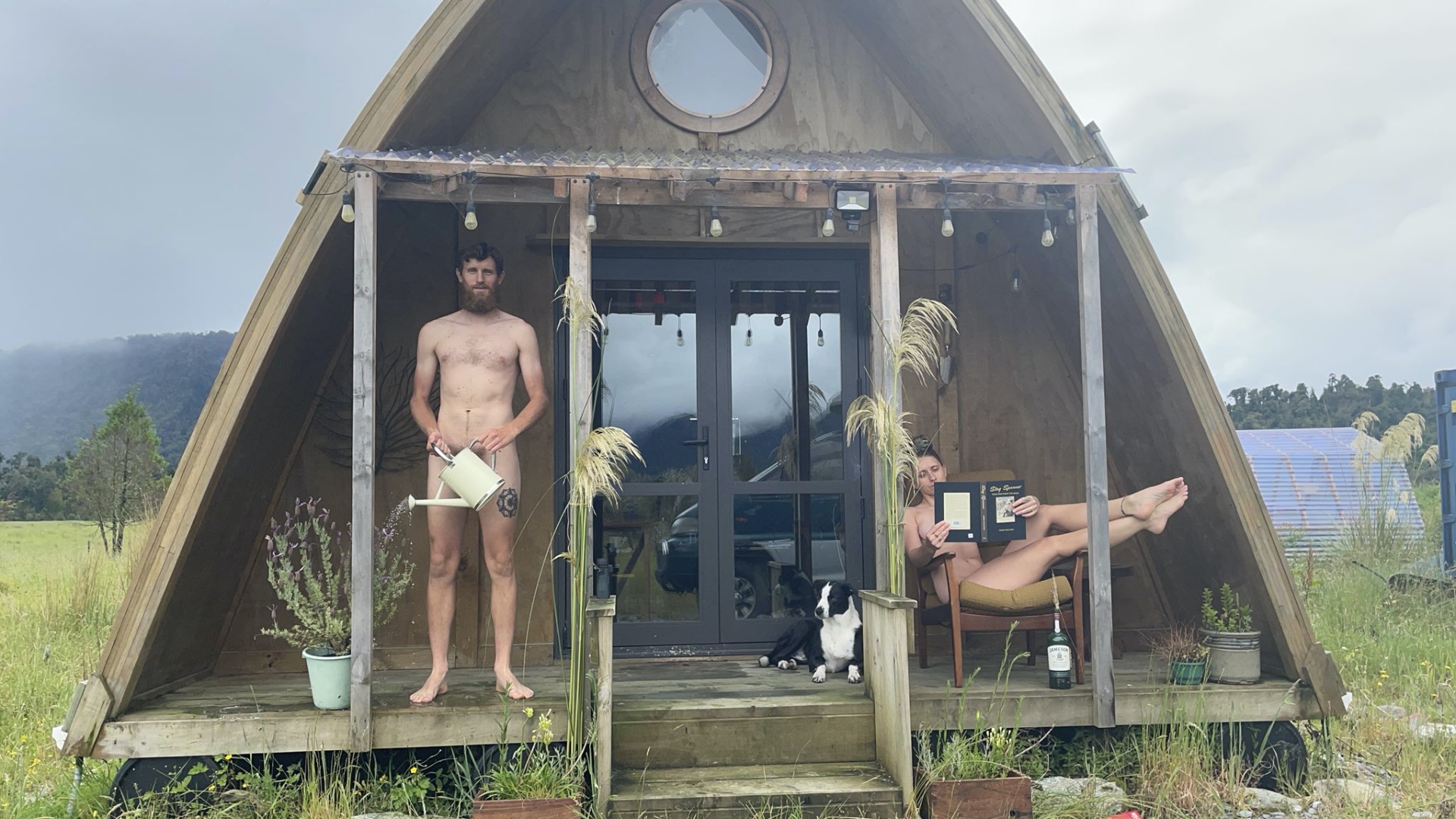 Pucér fotókkal hirdette meg a házát egy új-zélandi pár