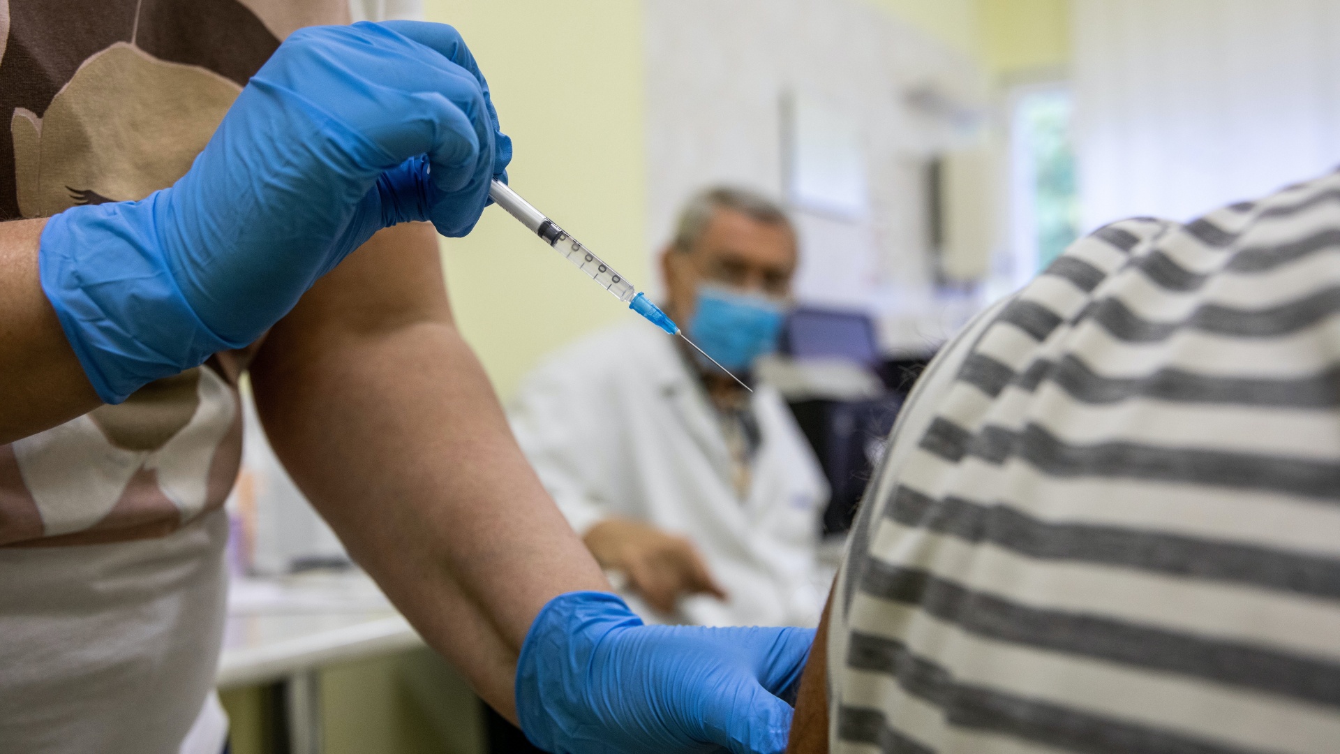 Szputnyik-vakcinával oltanak be egy férfit