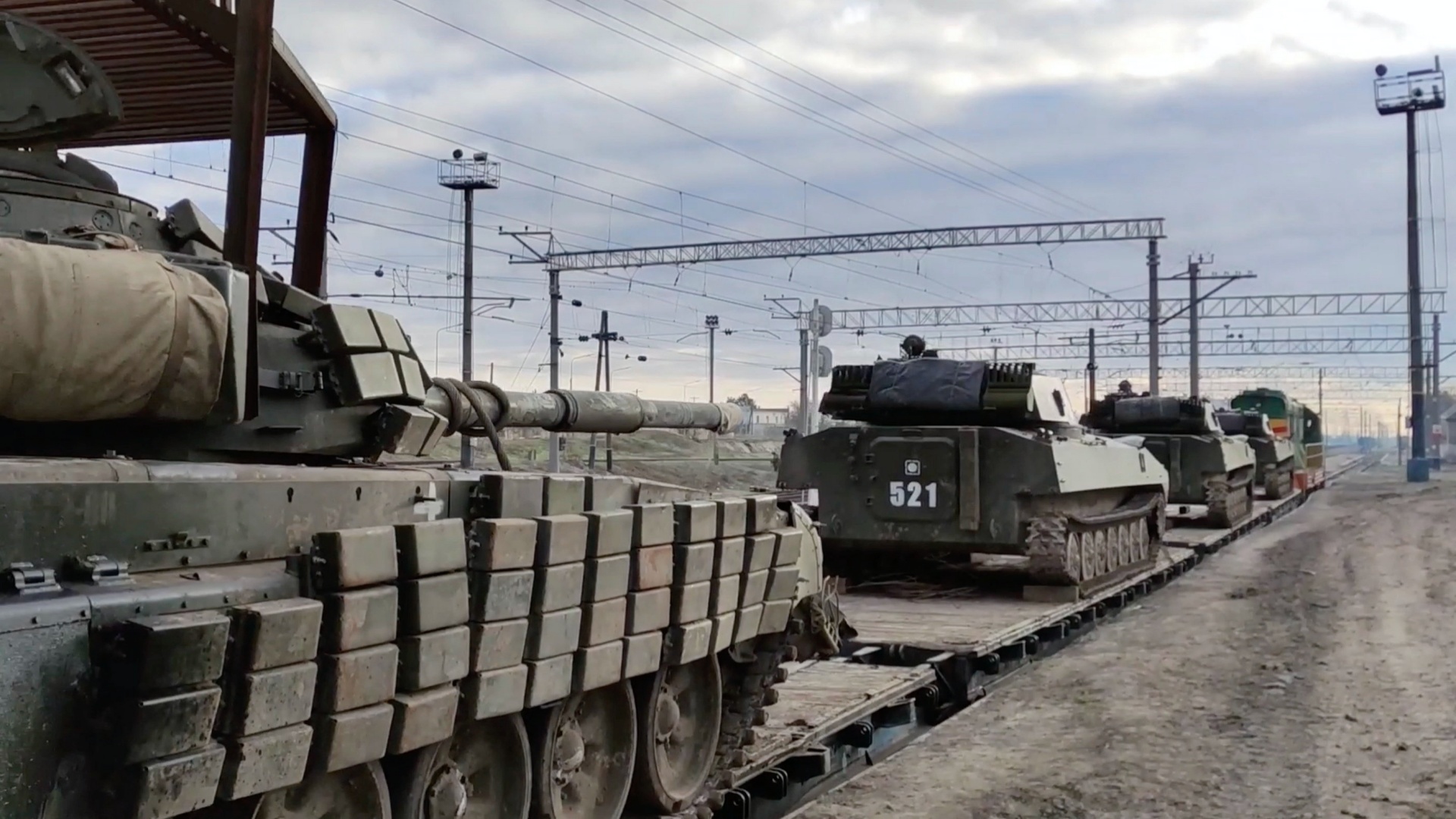 Vasúti szerelvényekre helyezett orosz harcjármûvek a Krím-félszigeten lévõ Bahcsiszarajban