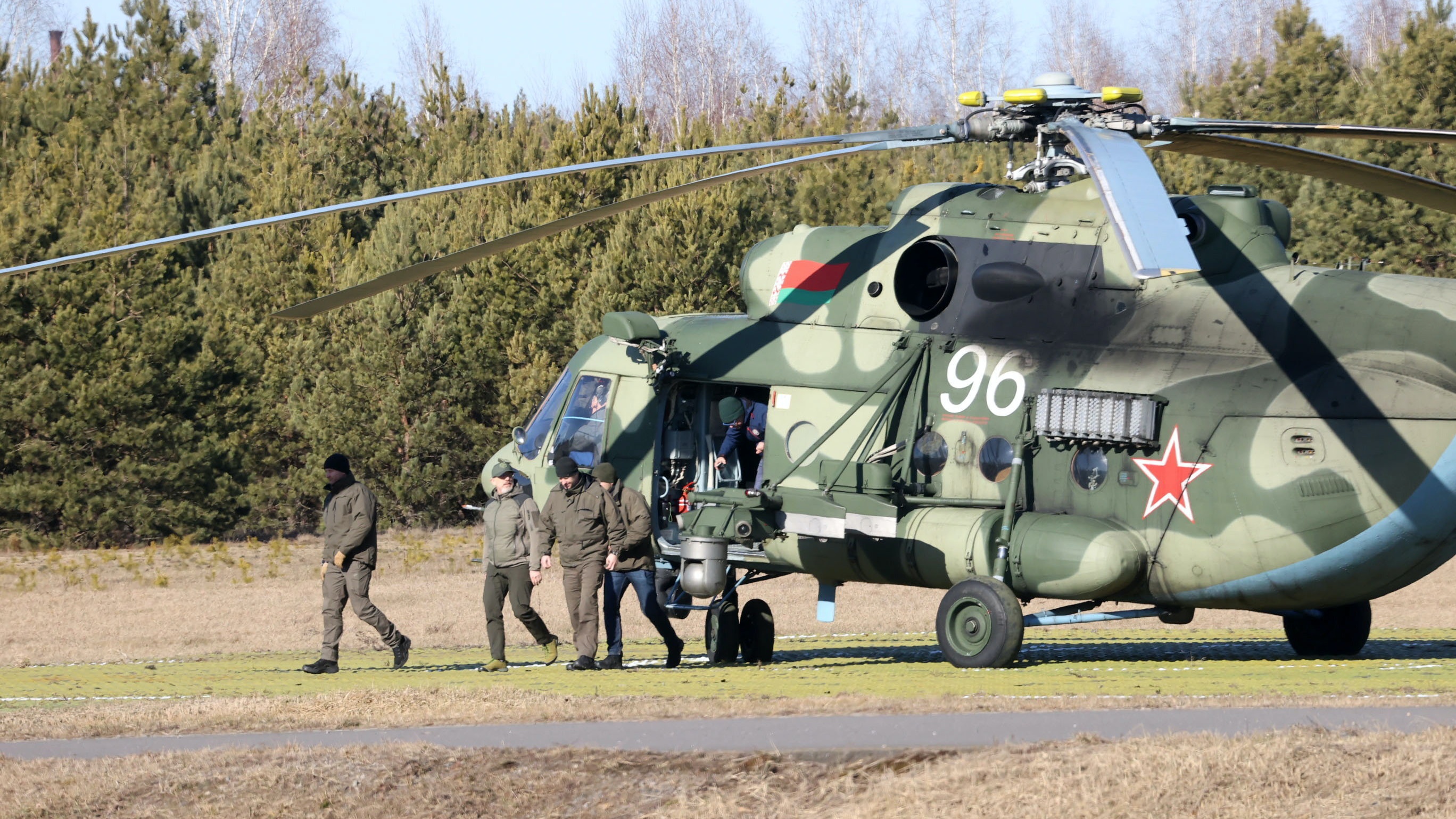 Katonai helikopterrel érkeznek az ukrán delegáció tagjai az ukrán-orosz tárgyalásokra a fehéroroszországi Gomelben