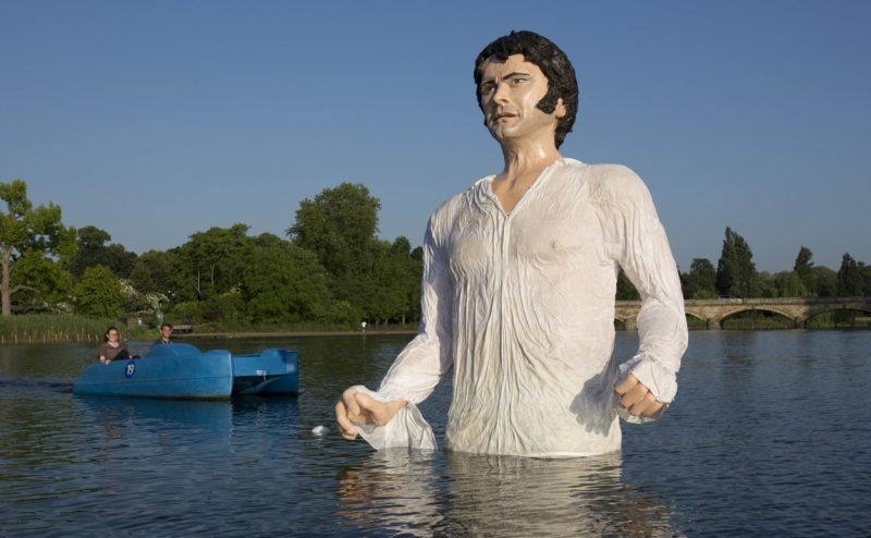 Colin Firth-t Mr Darcy szrepében ábrázolja a szobor