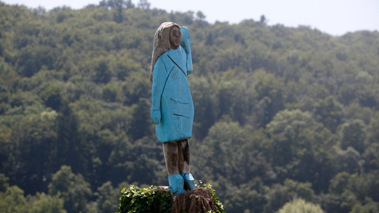 Melania Trump szobra a szlovéniai Sevnicában
