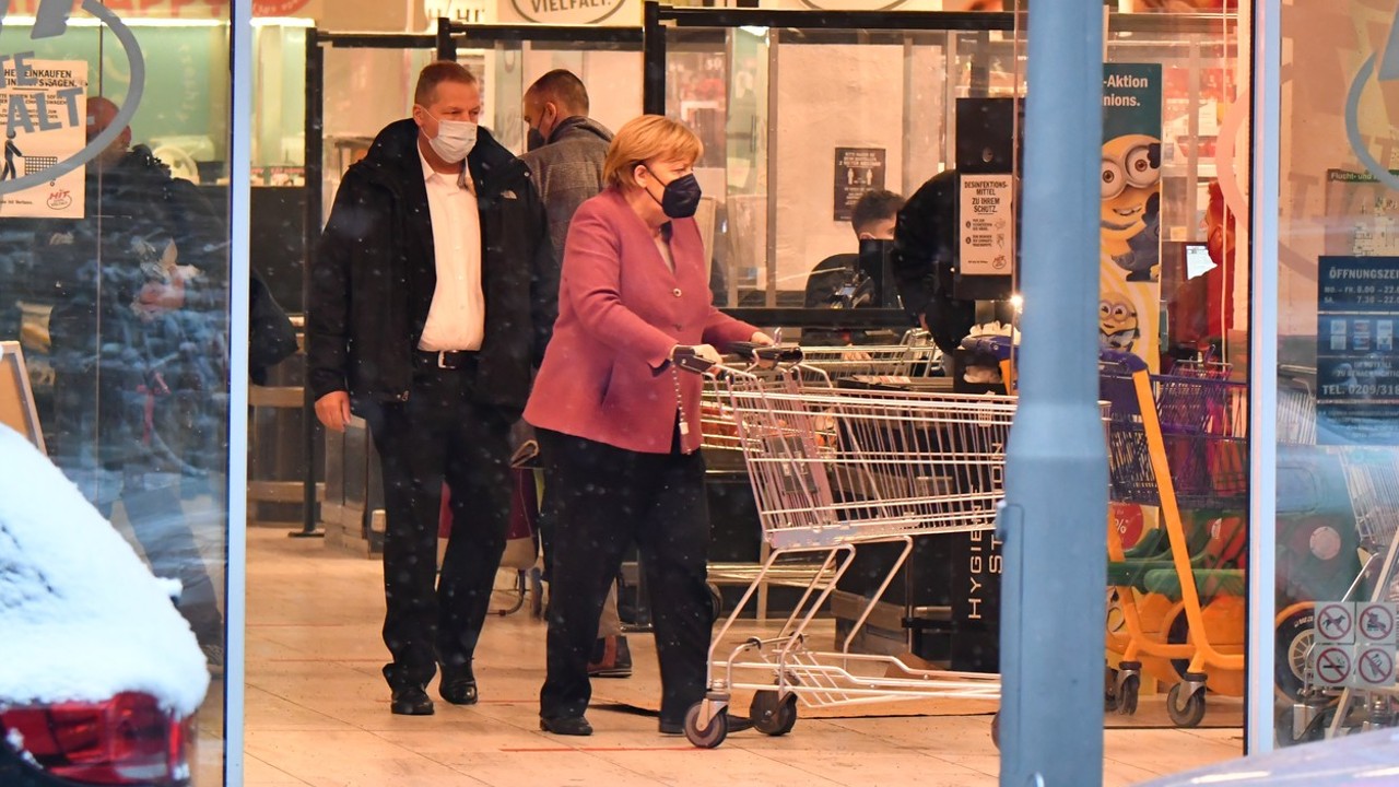 Angela Merkel és testőre bevásárláskor