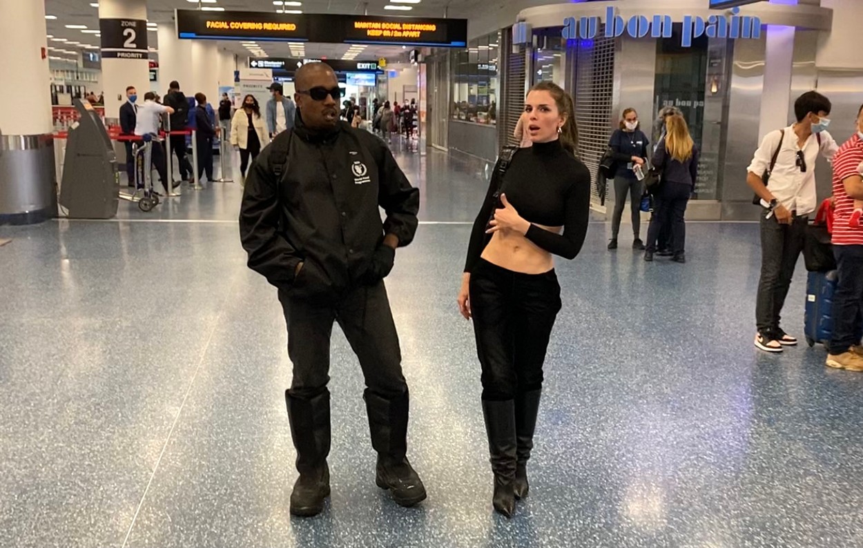 Julia Fox és Kanye West a repülőtéren