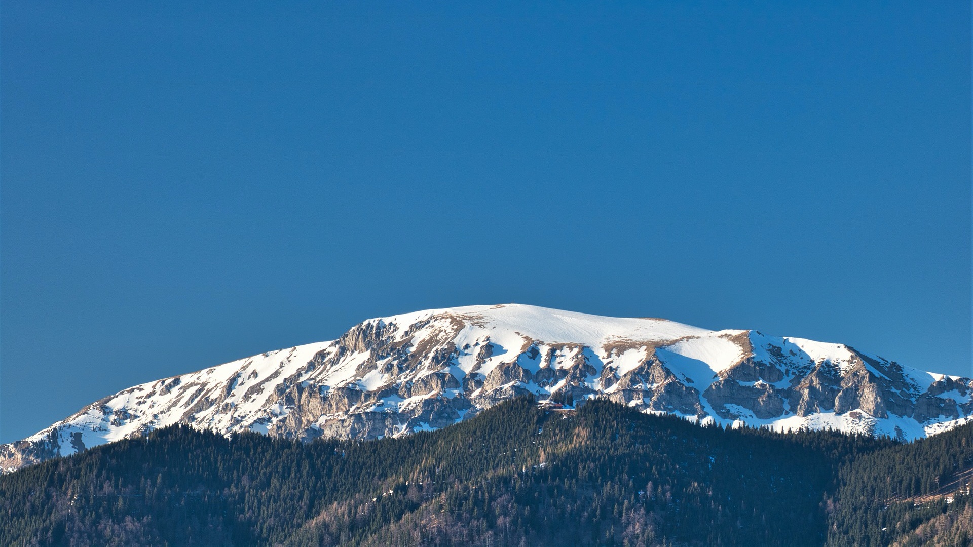 A Rax hegy havas csúcs az osztrák Alpokban