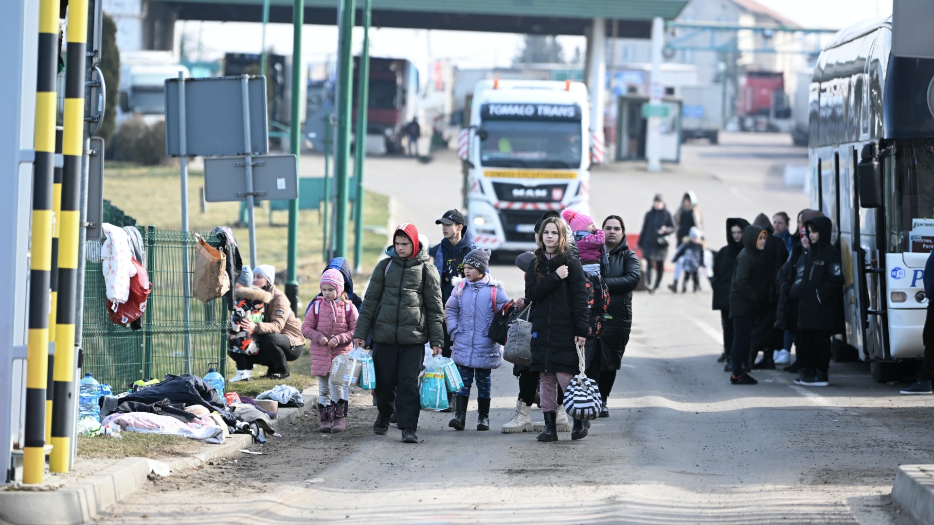 Ukrajnából menekülõ emberek kelnek át a lengyel-ukrán határon a délkelet-lengyelországi Medykában