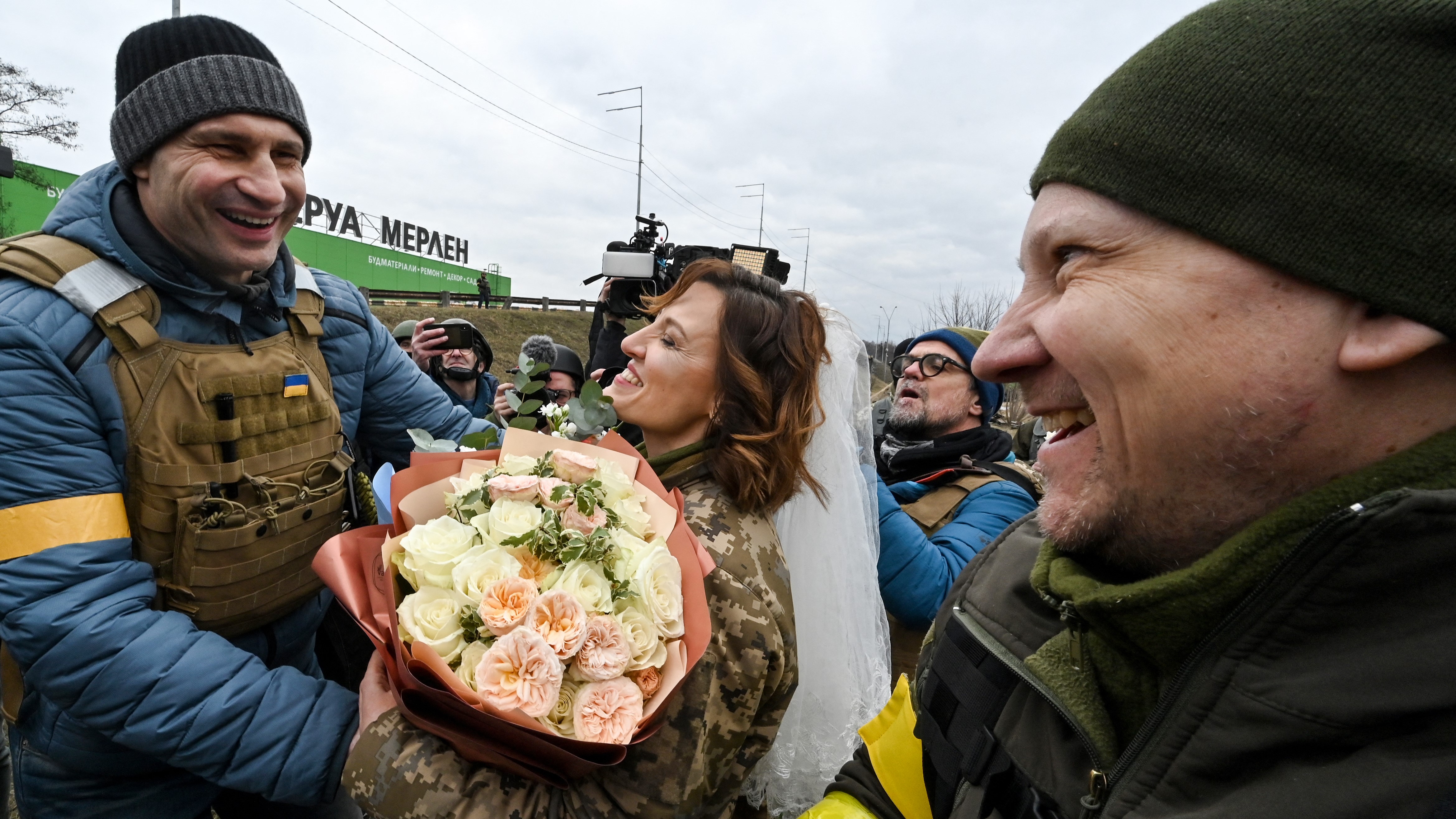 Vitalij Volodimirovics Klicsko egy katonapárral