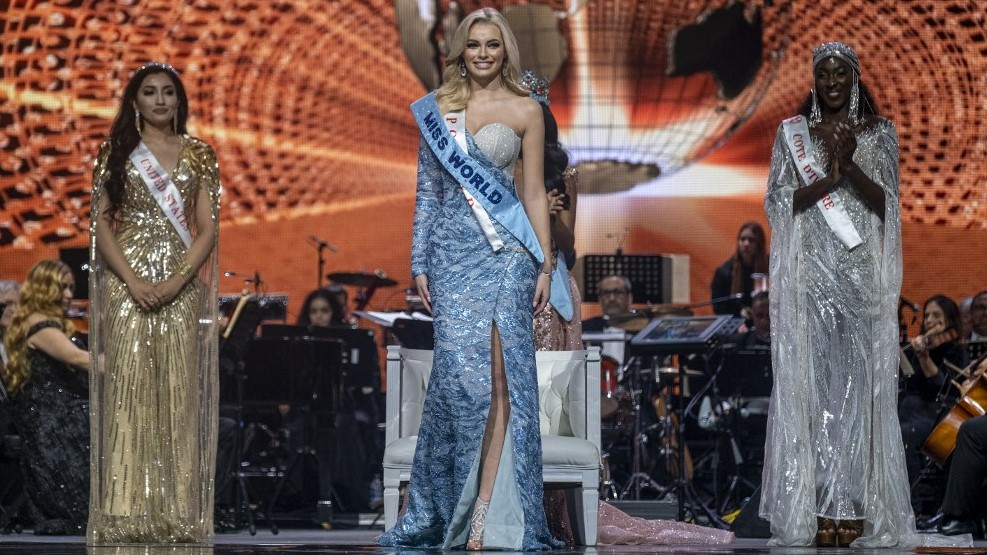 Karolina Bielawska, az új Miss World két udvarhölgyével.