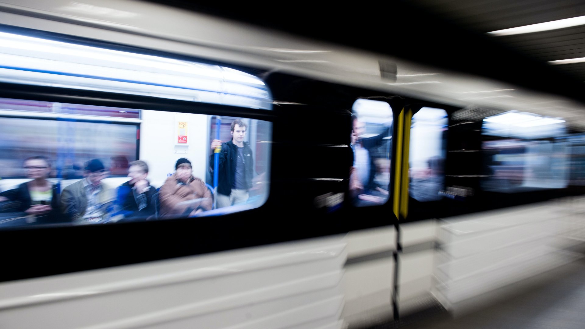 Utasok az M3-as vonalon közlekedõ elsõ felújított metrószerelvényen Budapesten 2017. március 20-án