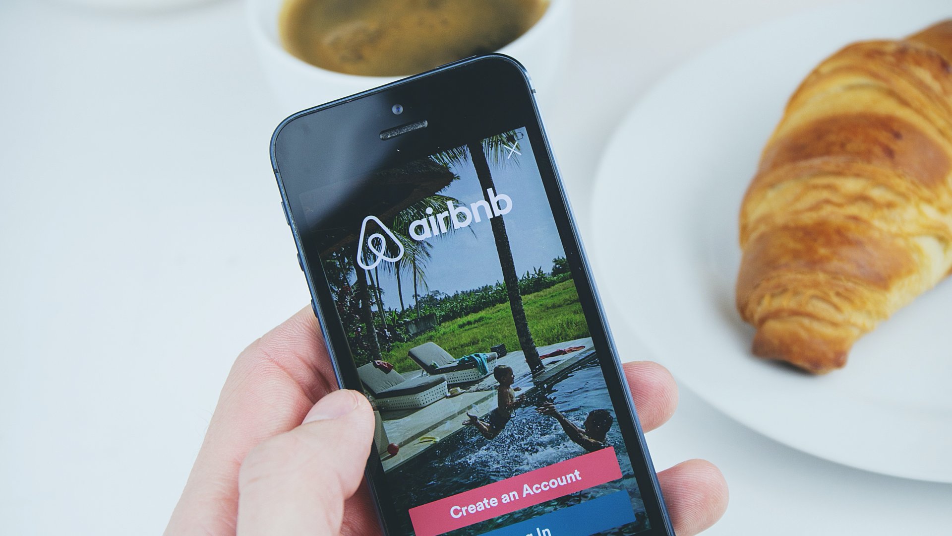 Airbnb alkalmazást néz az okostelefonján