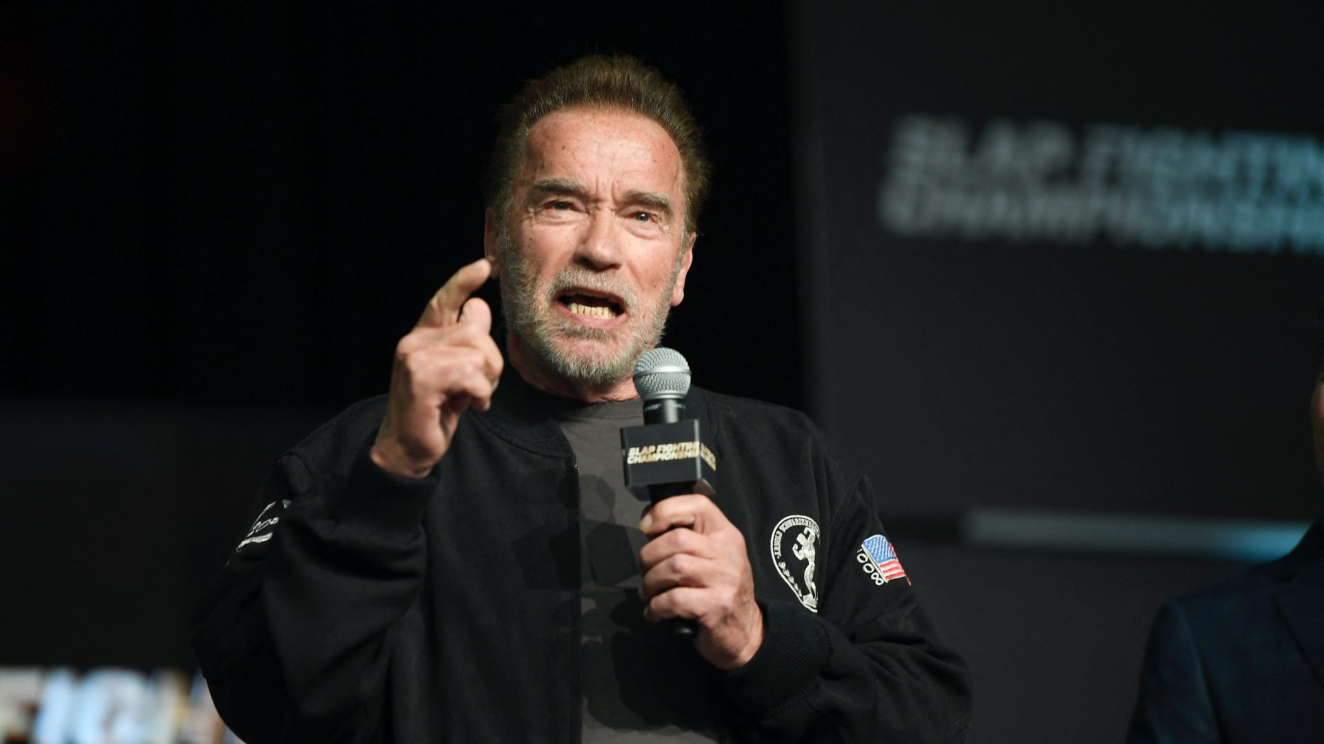 Arnold Schwarzenegger beszél a rajongókhoz a Slap Fighting Championships versenyen az Arnold Sportfesztiválon a Columbus Convention Centerben az ohiói Columbusban 2022. március 5-én