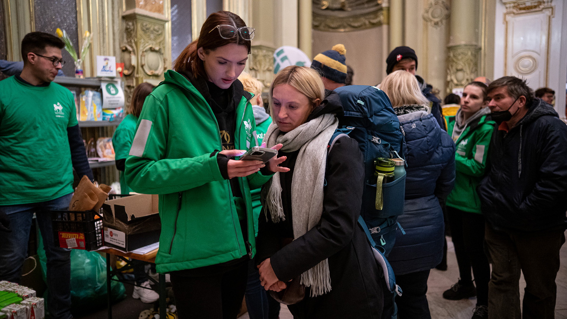 Jázmin Viktória szépségkirálynő a Nyugati pályaudvaron segíti a menekülteket