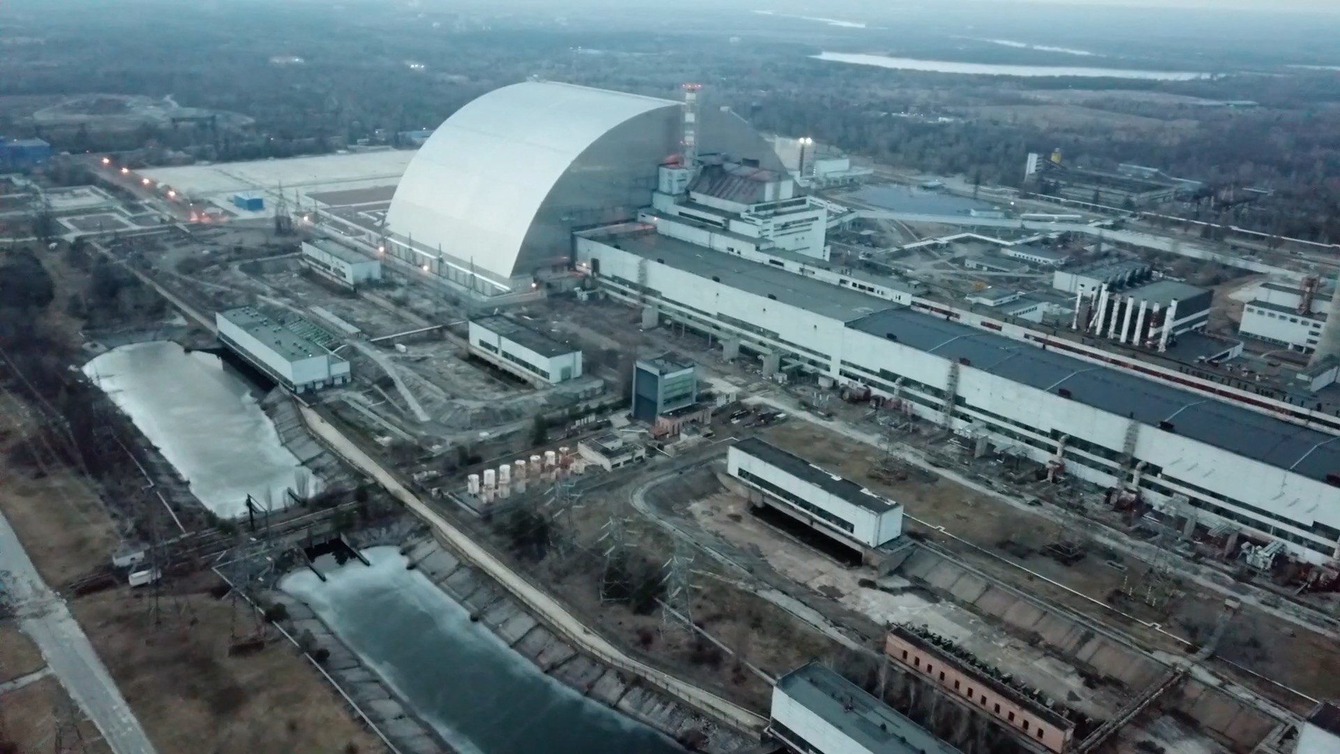 Drónfelvétel az ukrajnai Pripjatban lévő csernobili atomerőműről az orosz védelmi minisztérium által 2022. március 7-én közzétett képen