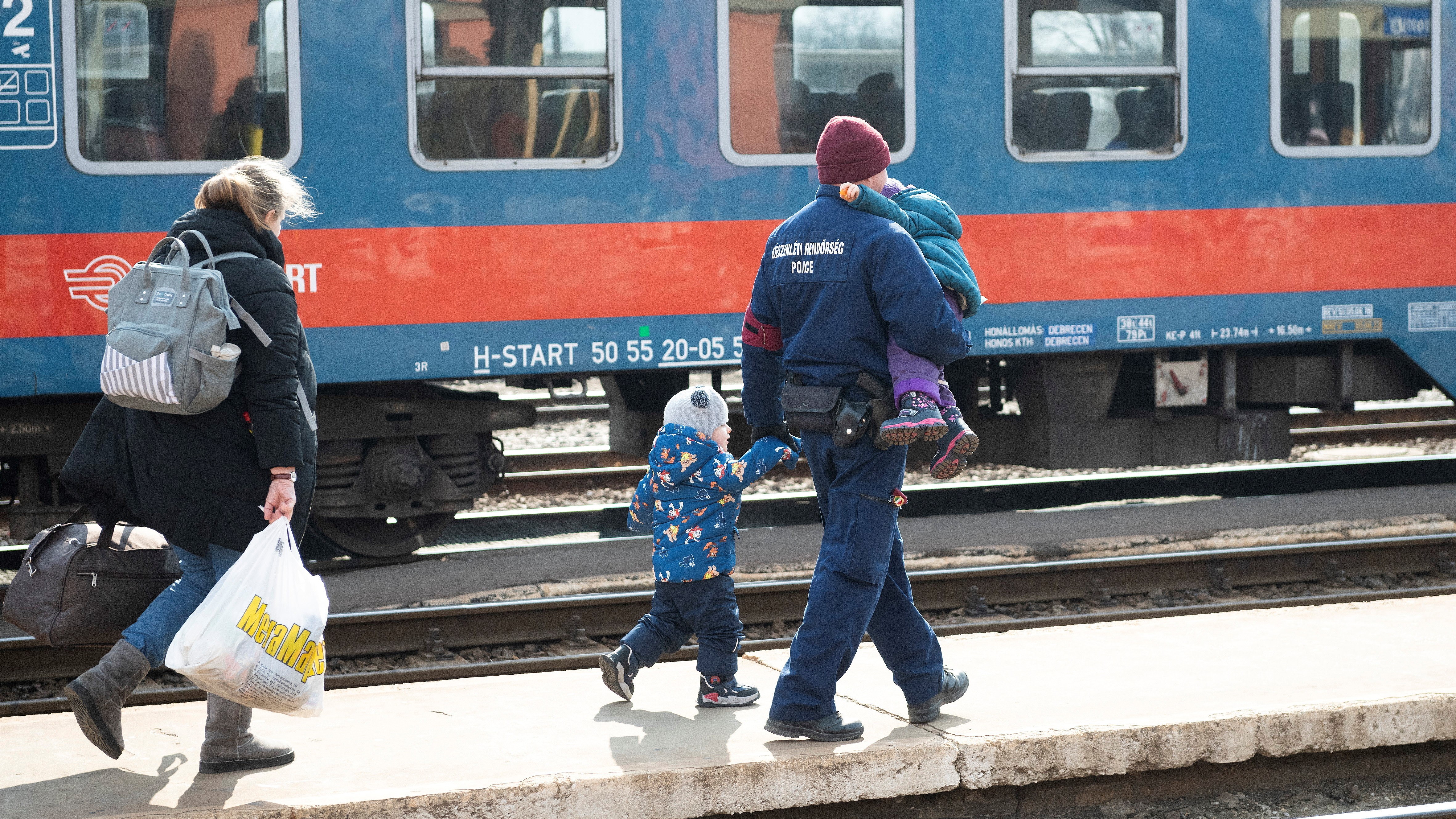 Ukrajnából menekülő család a záhonyi vasútállomáson