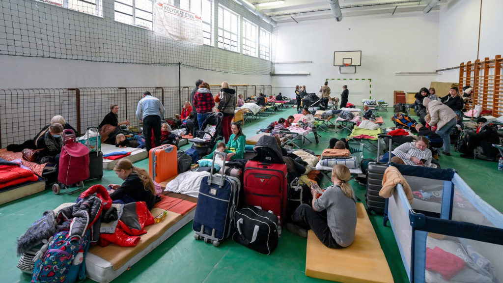 Ukrán menekültek a tiszabecsi II. Rákóczi Ferenc Általános Iskola tornaterméből kialakított szálláshelyen (Fotó: MTI/Czeglédi Zsolt)