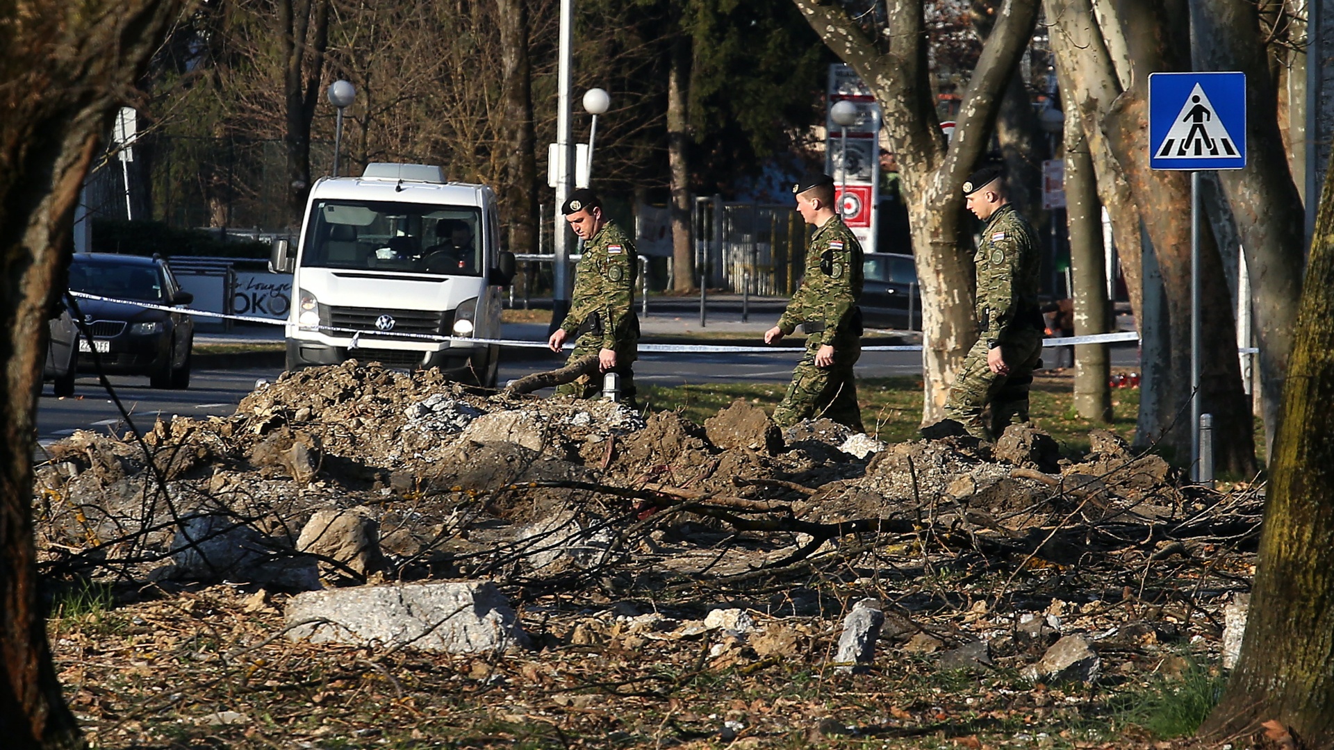 Horvát katonák egy azonosítatlan tárgy lezuhanása nyomán keletkezett kráter mellett Zágrábban 2022. március 11-én