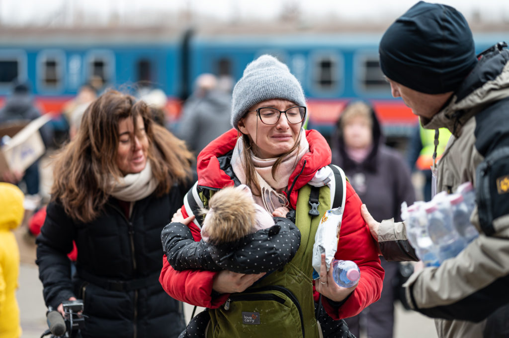 Önkéntesek és menekültek a záhonyi vasútállomáson