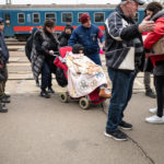 Önkéntesek és menekültek a záhonyi vasútállomáson