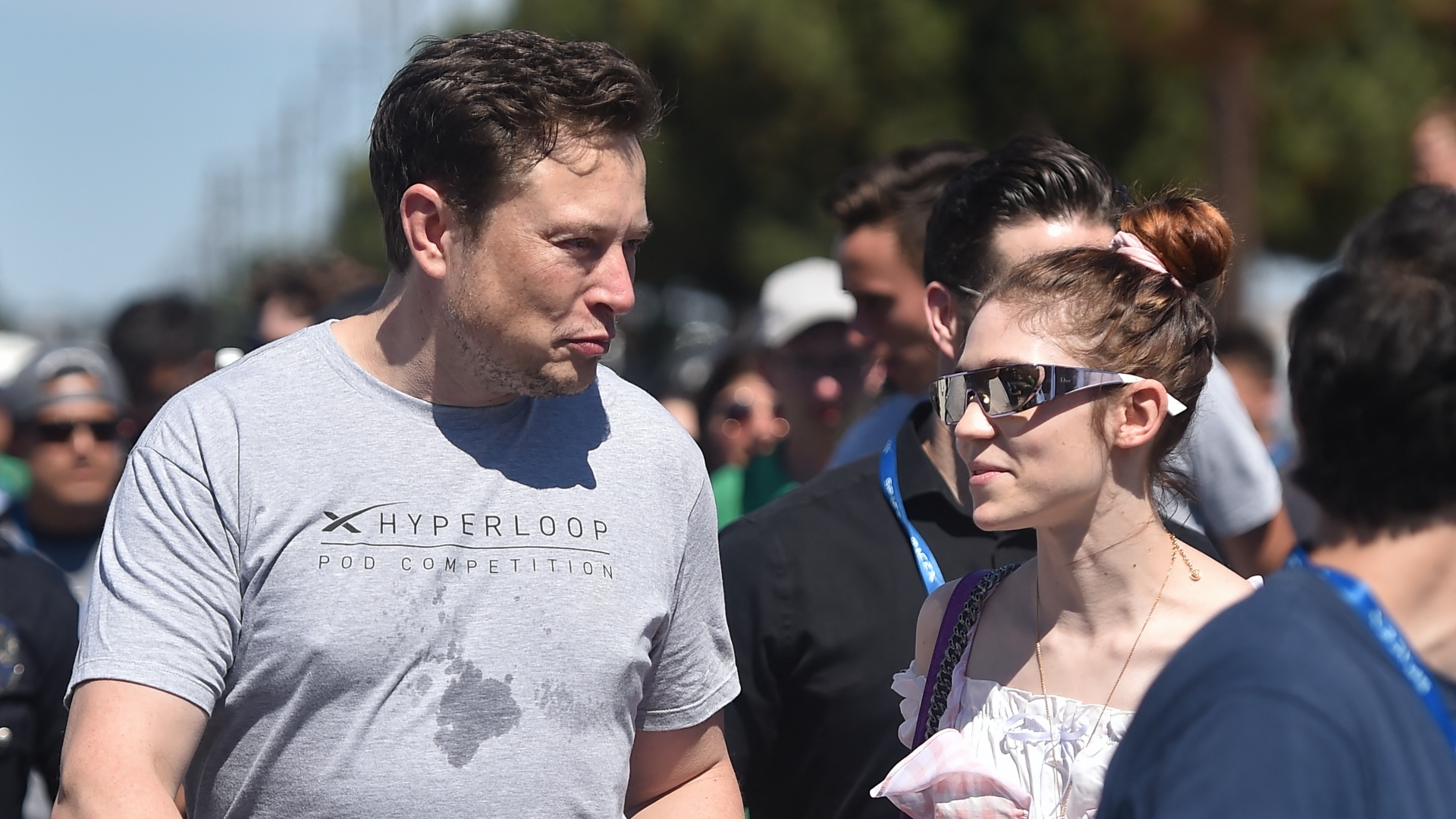 Elon Musk és Grimes részt vesznek a Space X Hyperloop Pod 2018-as versenyén a kaliforniai Hawthorne-ban 2018. július 22-én