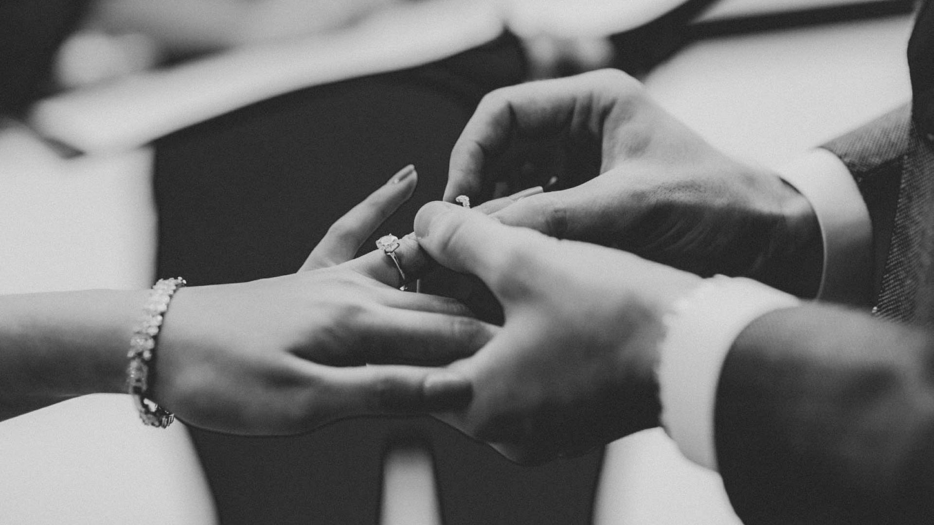 A vőlegény felhúzza a menyasszony ujjára a gyűrűt az esküvőn
