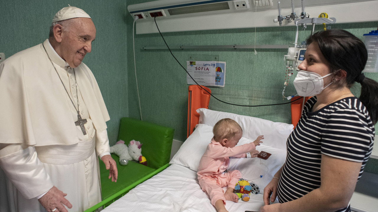 A Vatikáni média által közreadott képen Ferenc pápa ukrajnai menekülteket látogat meg a Bambino Gesu gyermekkórházban a Vatikánban 2022. március 19-én. Az ukrajnai háború február 24-i kezdete óta mintegy ötven gyereket kezeltek a kórházban. / MTI/EPA/Vatikáni média/Vatikáni Média