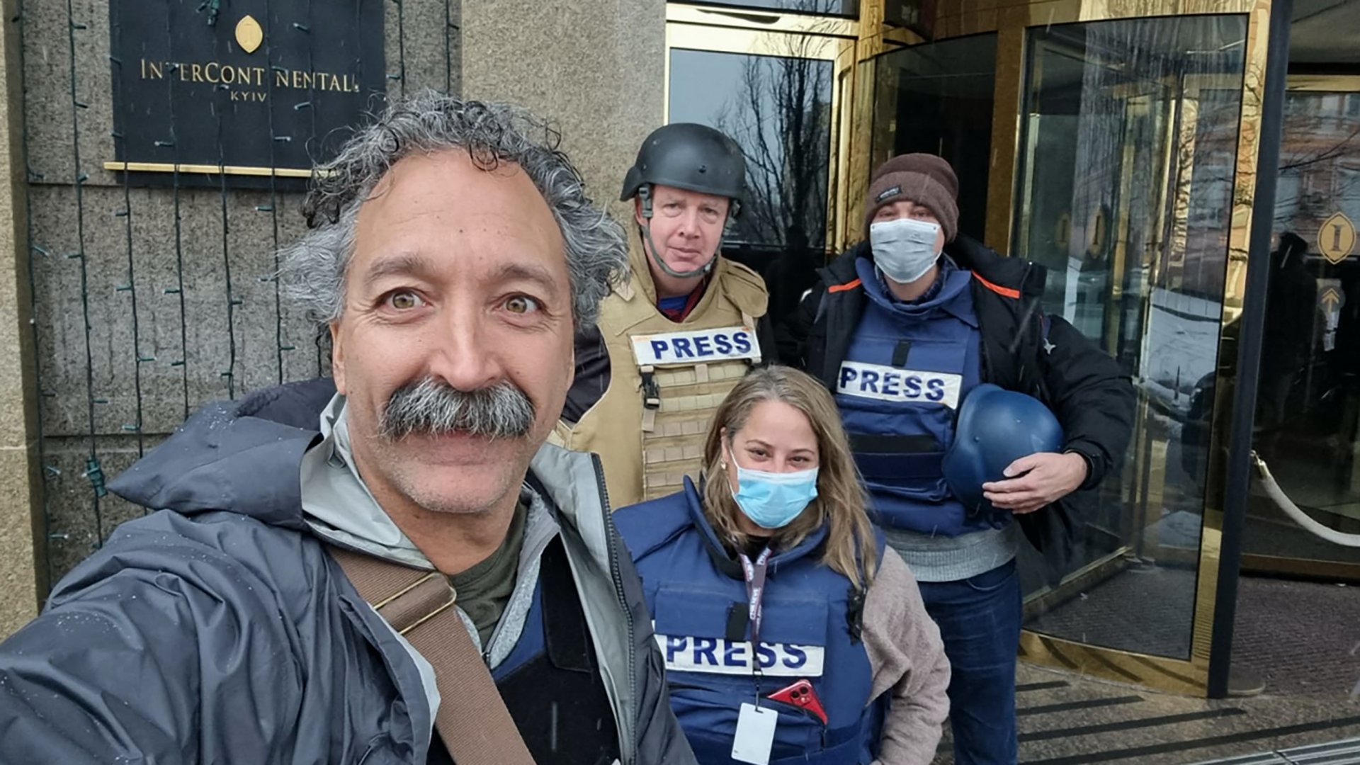 Pierre Zakrzewski, a Fox News operatőre (balra) a kollégáival a kijevi Intercontinental Hotel előtt