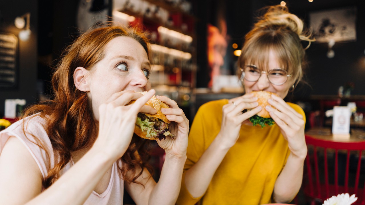 Két nő hamburgert eszik