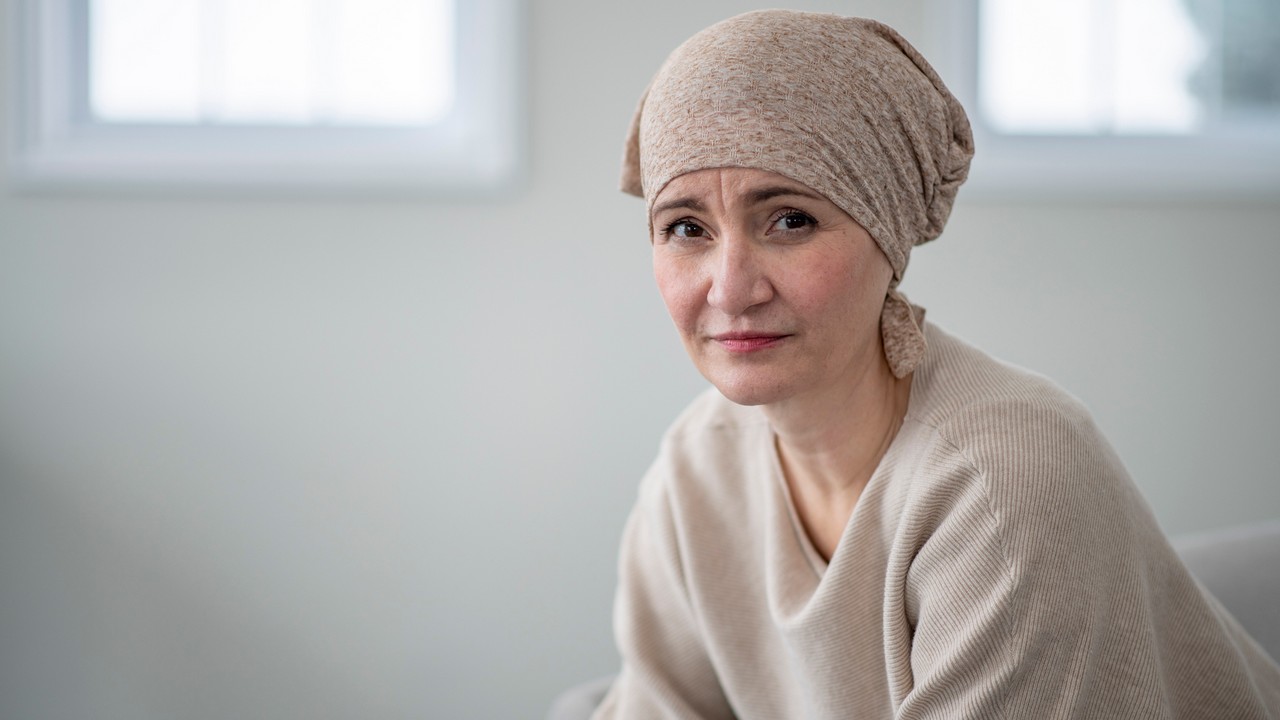 Kemoterápiás kezelést kapó nő