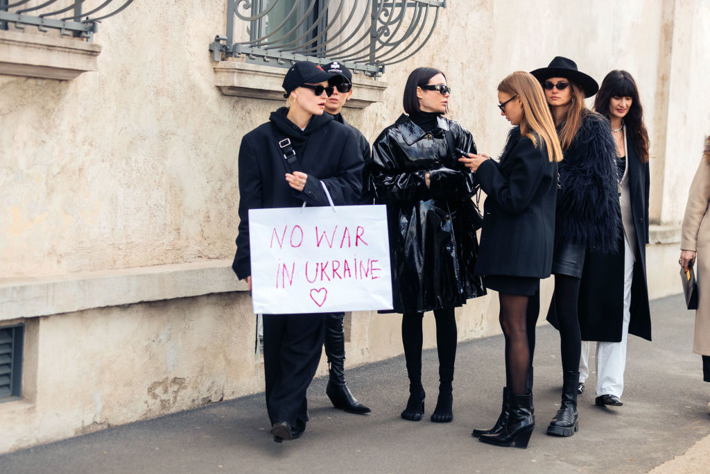 Háborúellenes tiltakozás a Prada divatbemutatója előtt a milánói divathéten