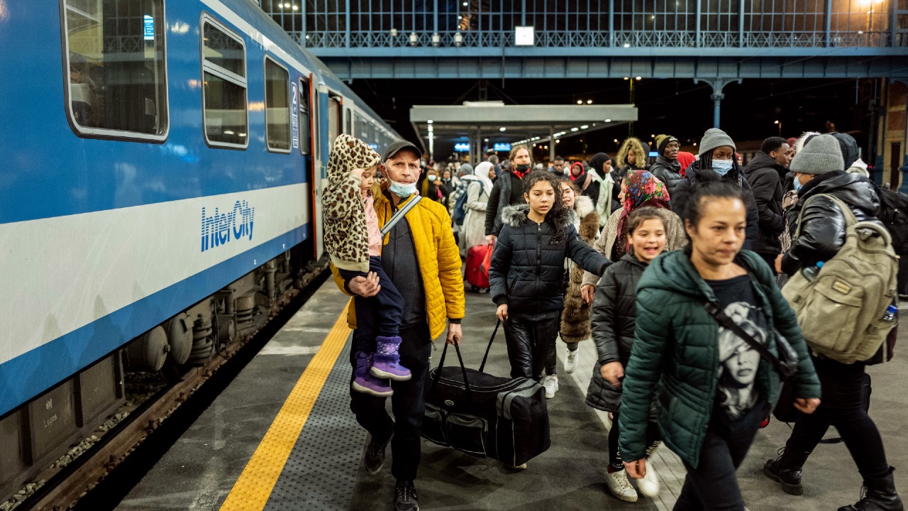 Ukrajnai menekültek a Nyugati pályaudvaron