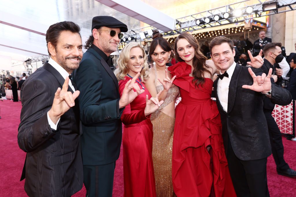 Eugenio Derbez, Troy Kotsur, Marlee Matlin, Emilia Jones, Amy Forsyth és Daniel Durant az Oscar-gálán