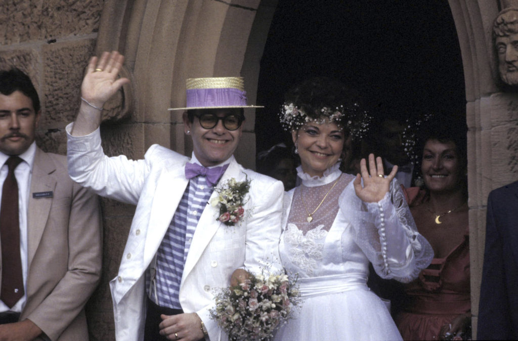 Elton John és RENATE BLAUEL az esküvőn (Fotó: Patrick Riviere/Getty Images)