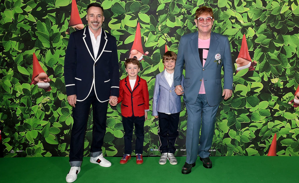 David Furnish és Elton John a gyerekekkel: Elijah és Zachary, 2018-ban Londonban (Fotó: Stuart C. Wilson/Getty Images for Paramount Pictures)