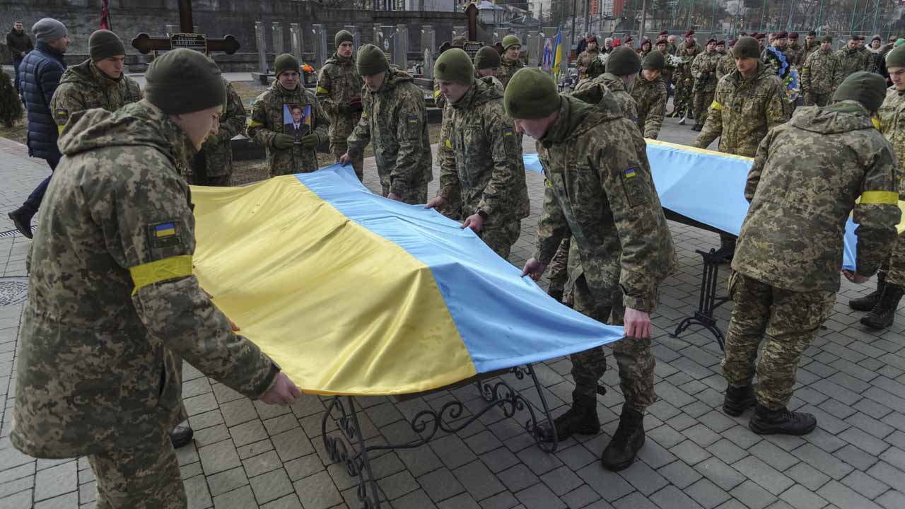 A Herszon közelében folyó harcok során elhunyt ukrán katonák temetési szertartása Lvivben 2022. március 9-én / MTI/EPA/Mykola Tys