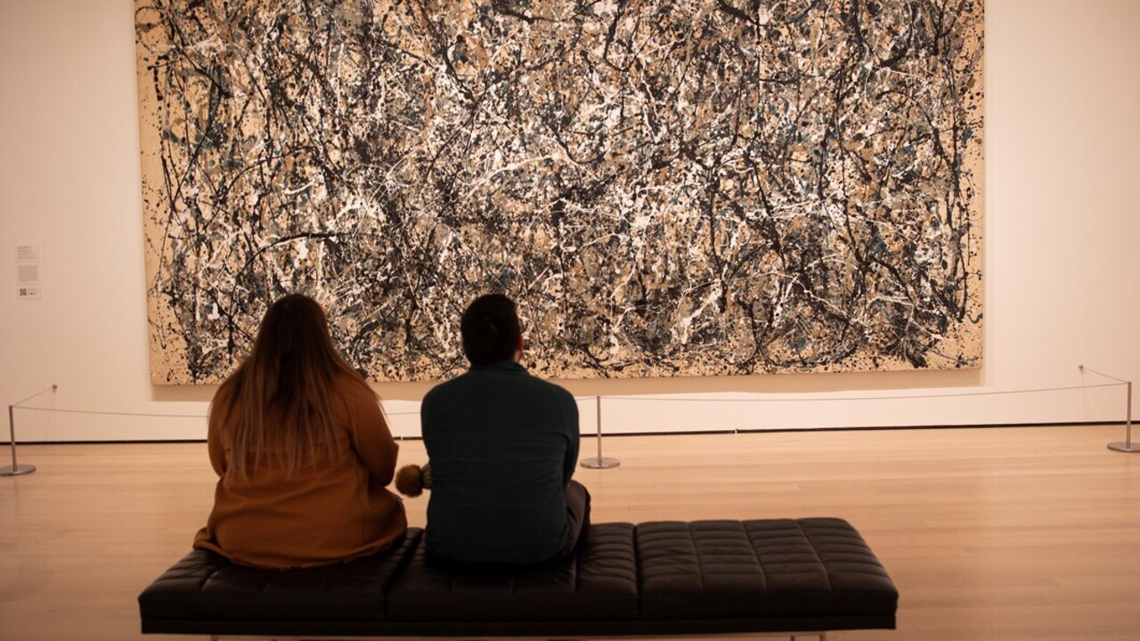 Látogatók nézik Jackson Pollock festményét, amikor még nyitva volt a múzeum (Fotó: Getty Images)