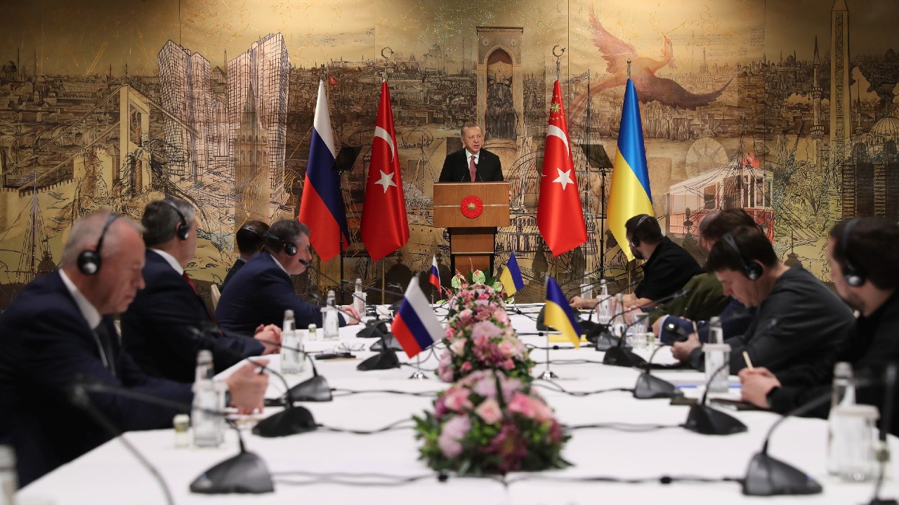 Recep Tayyip Erdogan török államfő (k) köszönti a delegáltakat az orosz-ukrán béketárgyalások újabb fordulója előtt Isztambulban