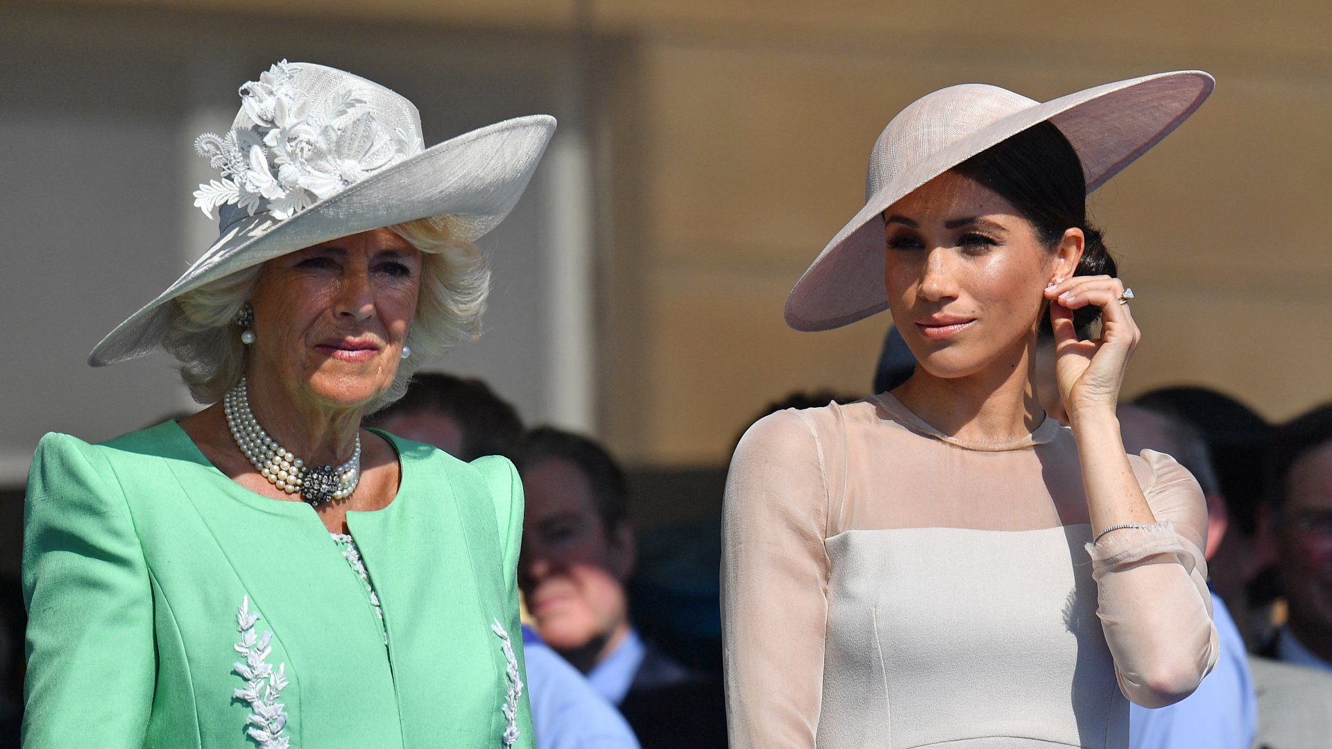 Meghan Markle és Kamilla hercegné Károly walesi herceg 70. születésnapi kerti partiján a Buckingham-palotában Londonban 2018. május 22-én