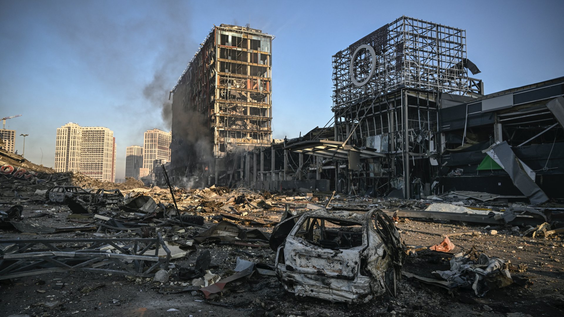 Füst gomolyog a kijevi Retroville bevásárlóközpont és a környékbeli lakónegyed elleni orosz támadás után 2022. március 21-én
