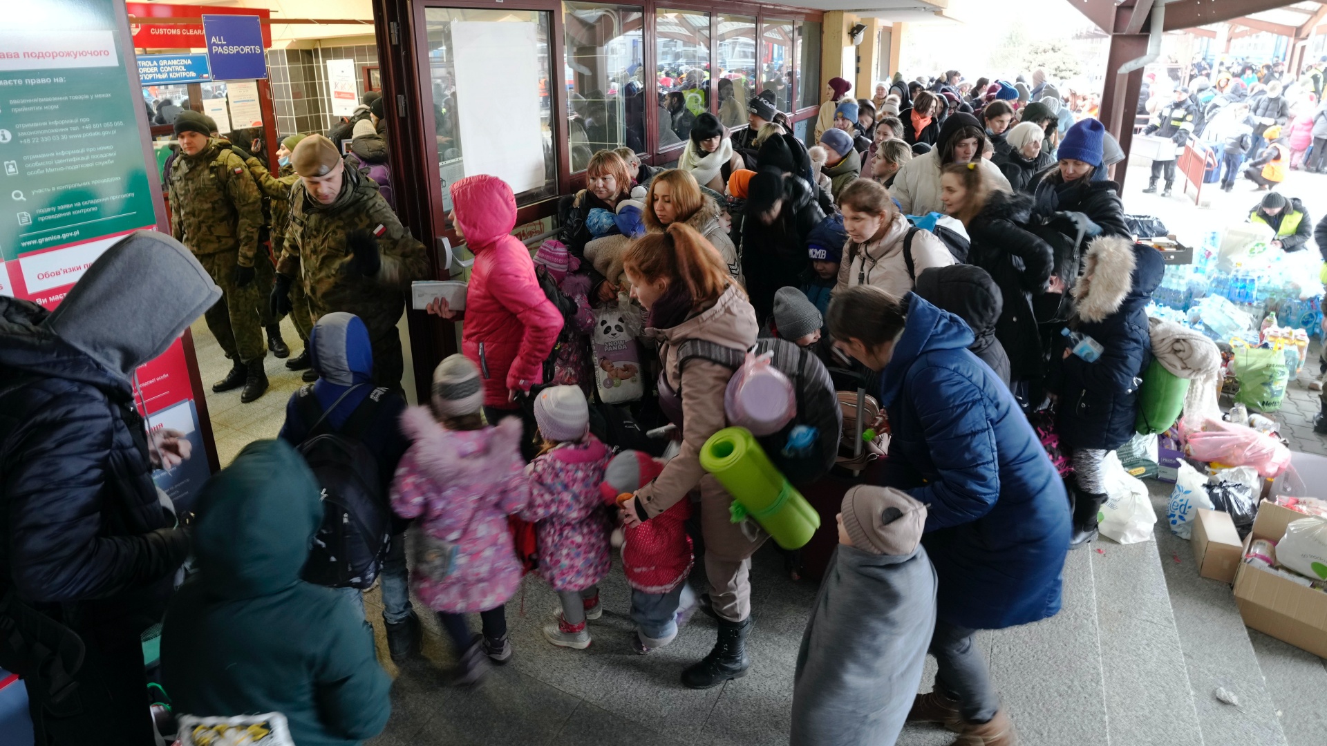 Lengyel katonák segítik az Ukrajnából menekülõ embereket, miután megérkeztek a lengyel-ukrán határ lengyel oldalán lévõ Przemysl pályaudvarára 2022. február 27-én