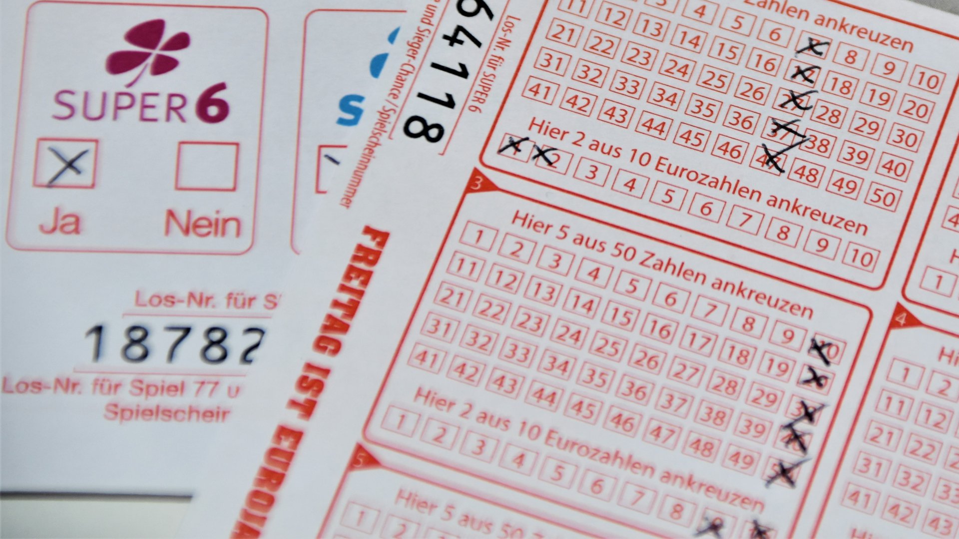 Eurojackpot lottószelvényen beikszelt számok