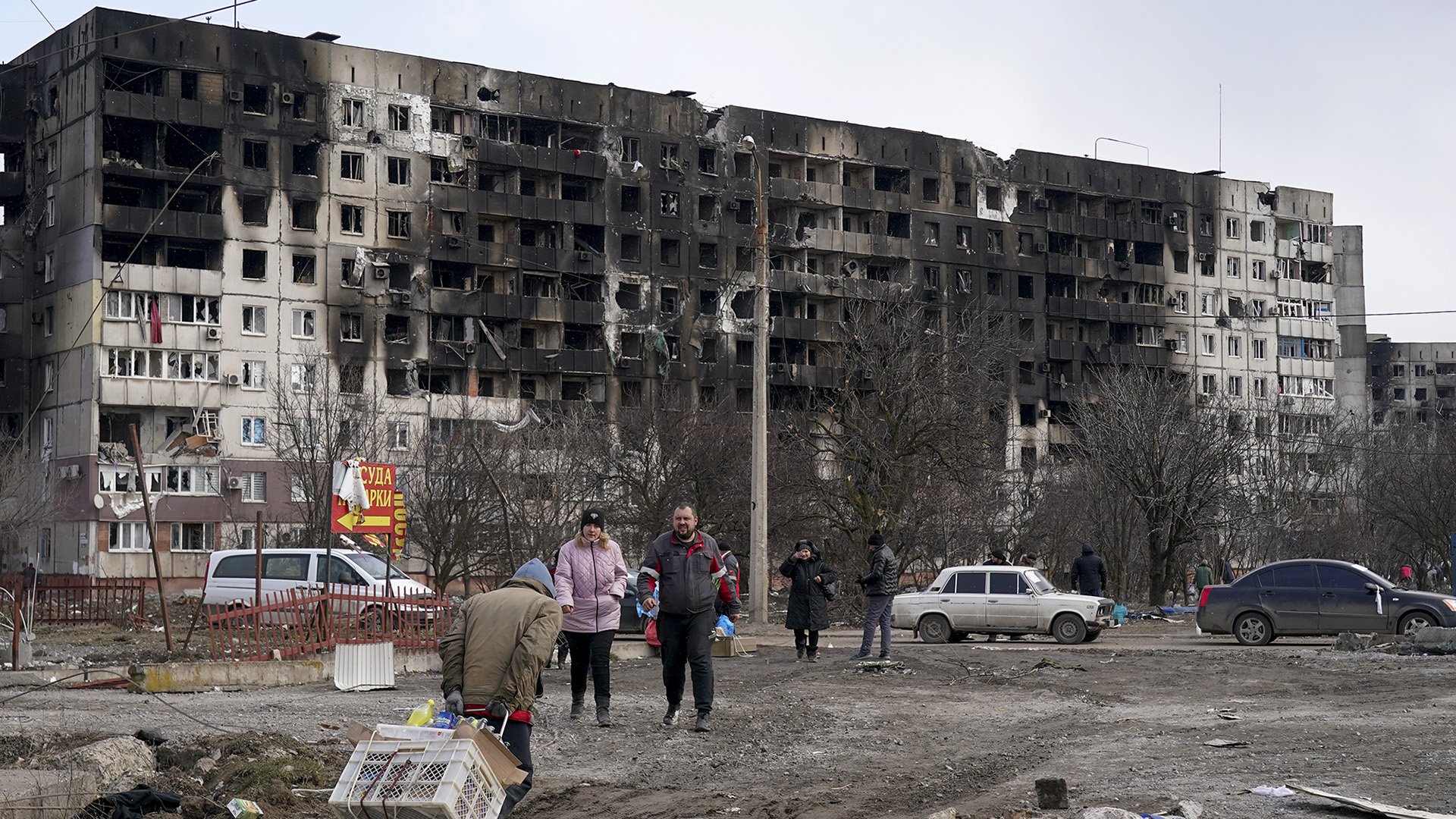 Lebombázott épület Mariupolban