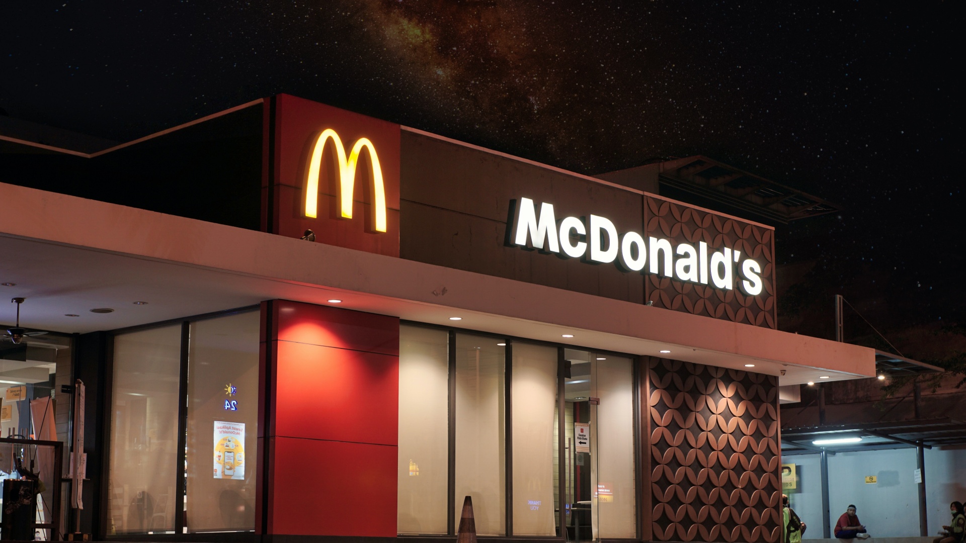 Egy McDonald's étterem épülete éjszaka