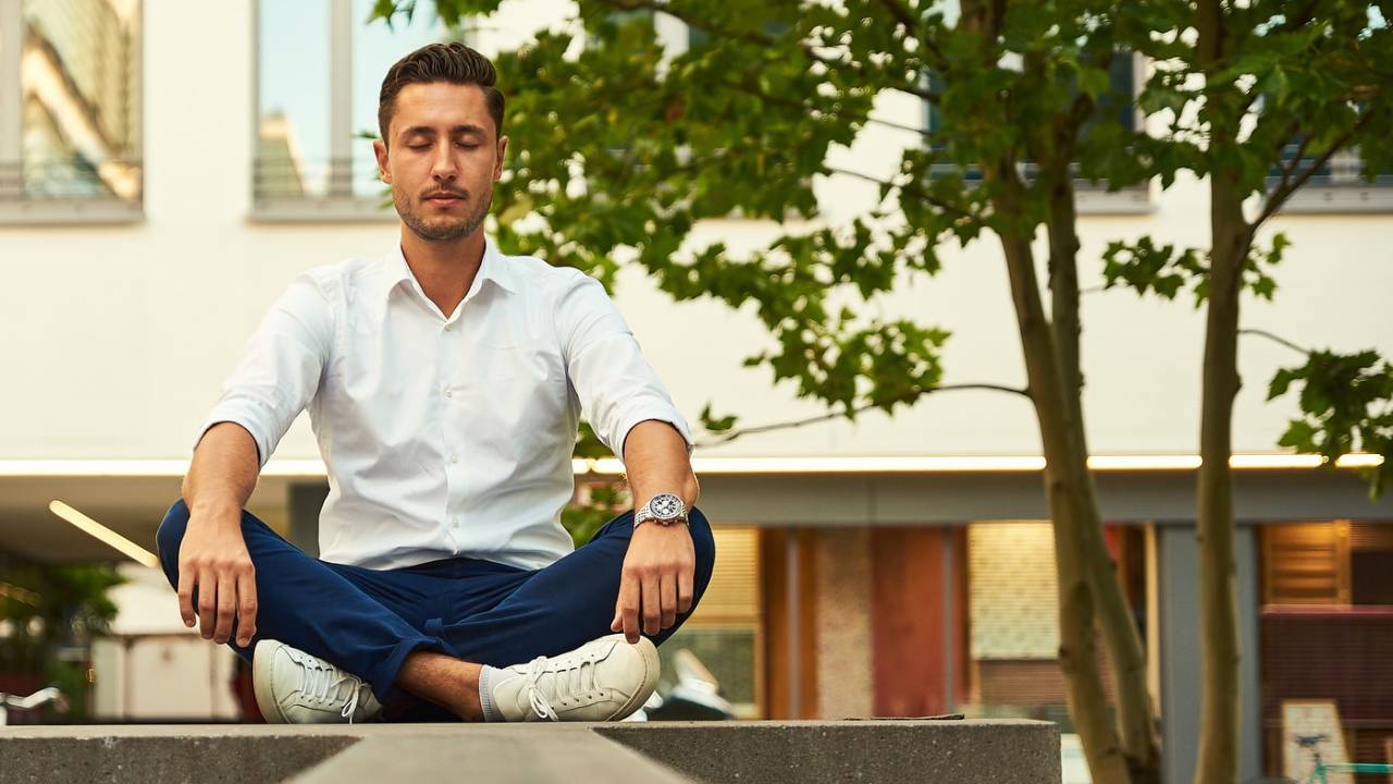 meditáló férfi