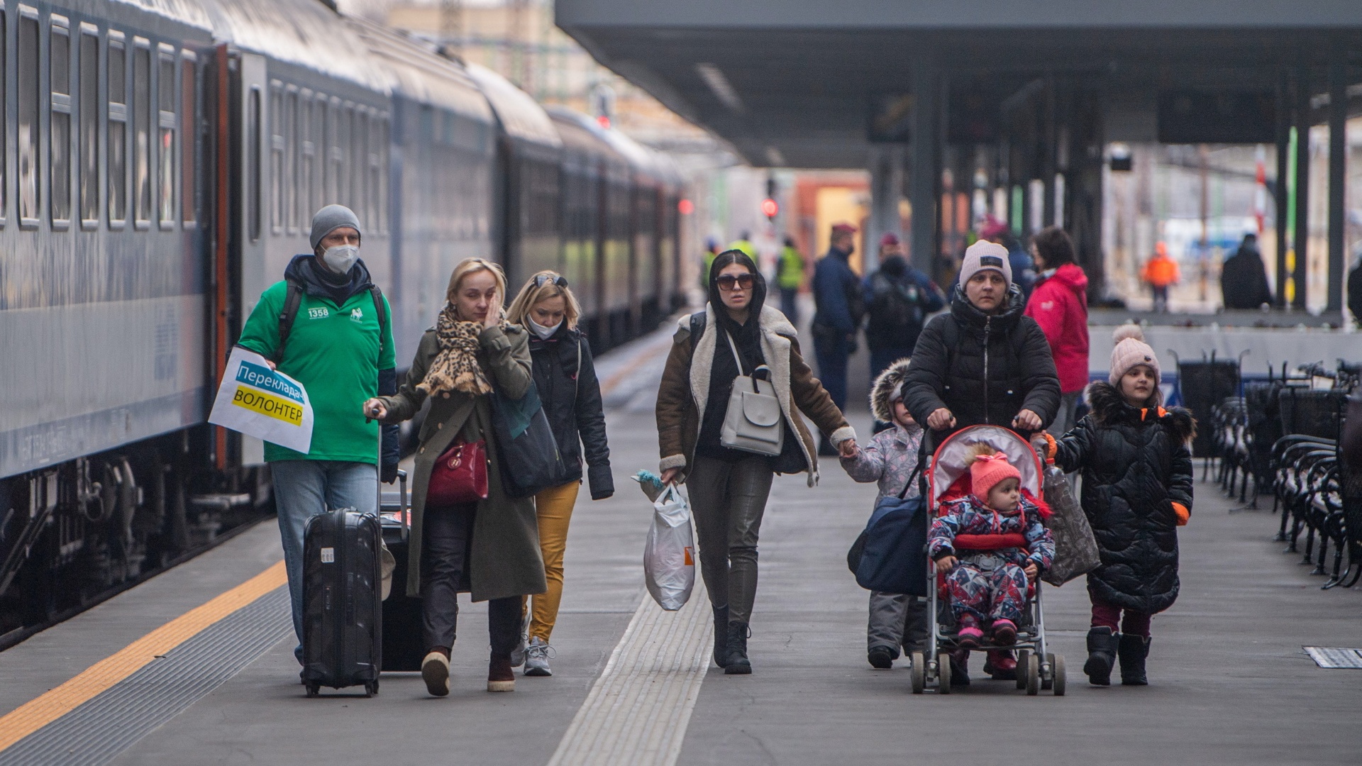A háború miatt Ukrajnából menekülõ emberek Budapesten, a Nyugati pályaudvaron 2022. február 28-án.