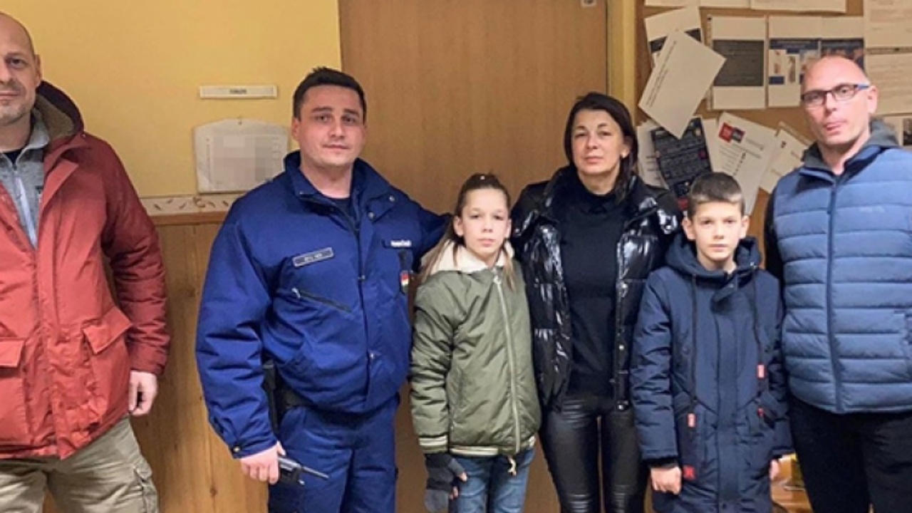 Az ukrán anya a gyerekeivel és a rendőrökkel, miután megtalálták az elveszett gyerekeket