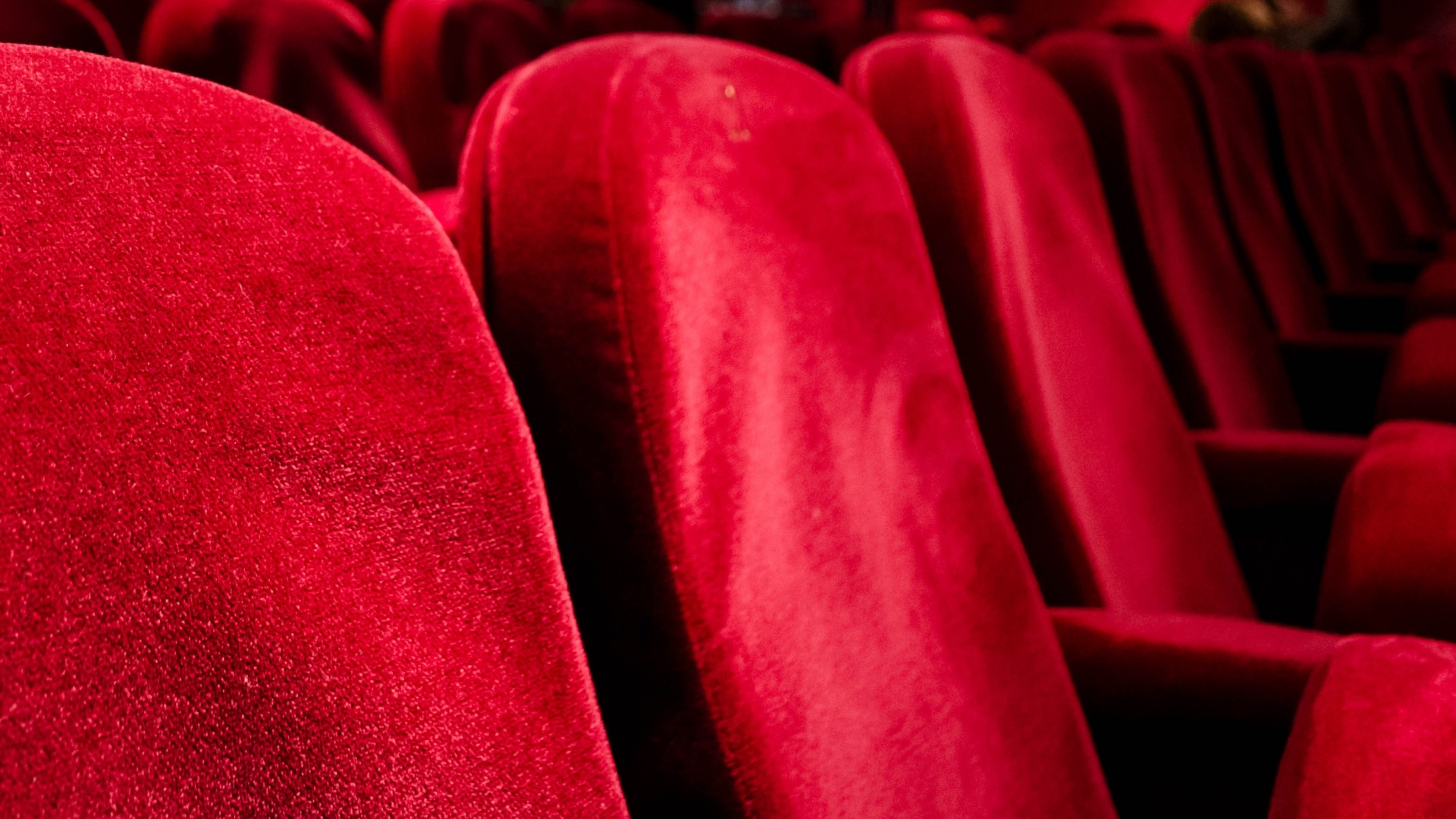 Vörös bársonyszékek egy moziban