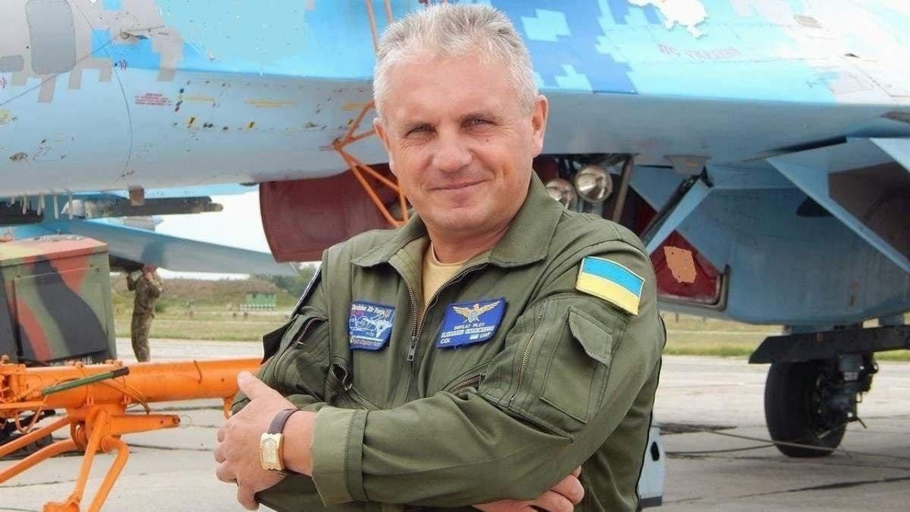Olekszandr Okszancsenko ukrán vadászpilóta a gépe előtt